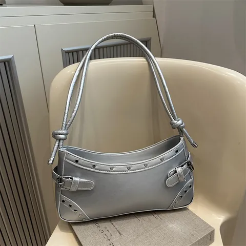 Bolso de Axila con Remaches para Mujer de Cuero PU Hobo de Media Luna con Hebillas de Metal Color Sólido para Moda Diaria