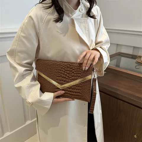 Fashion Crocodile Pattern Envelope Clutch Bag For Women PU Leather With Gold V Trim And Wristlet Strap Evening Handbag