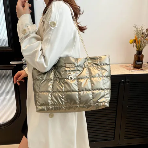 Bolso Tote Acolchado para Mujer Gran Capacidad Nylon Brillante Metálico Bolso de Hombro Con Cadena Y Colgante Ciervo Moda