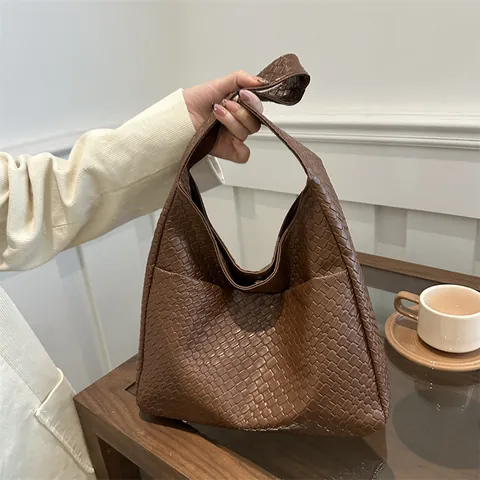 Fashion PU Leather Woven Shoulder Bag For Women Large Capacity Hobo Tote Bag Underarm Bag With Magnetic Closure Daily Purse