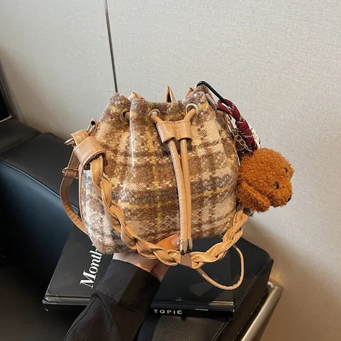 Sac Seau en Laine à Carreaux Vintage pour Femmes Retro Tweed Cordon de Serrage Sac à Bandoulière Avec Poignée Tissée Et Pendentif Ours Cadeau