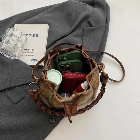 Sac Seau en Laine à Carreaux Vintage pour Femmes Retro Tweed Cordon de Serrage Sac à Bandoulière Avec Poignée Tissée Et Pendentif Ours Cadeau