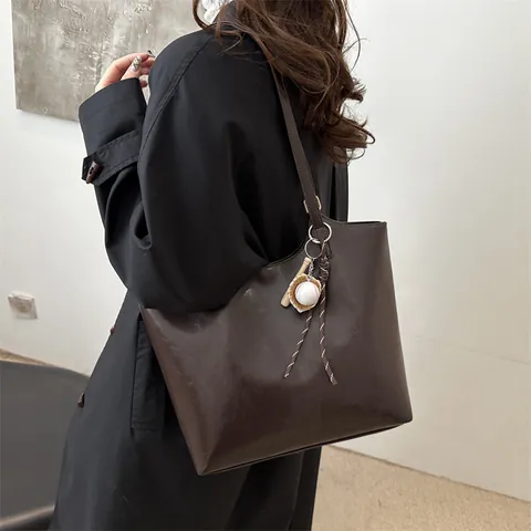 Vintage Große Kapazität PU Leder Tragetasche Für Damen Minimalistische Pendeln Schultertasche Mit Baseball Anhänger Mode Handtasche