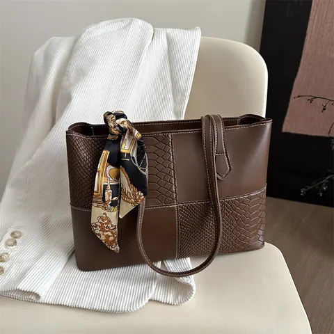 Damen Große Kapazität Shopper Tasche PU Leder Patchwork Handtasche Mit Dekorativem Satinschal Kontrastnähte Urban Schultertasche