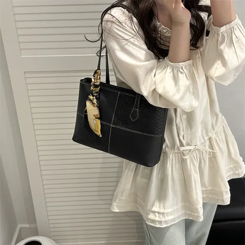 Damen Große Kapazität Shopper Tasche PU Leder Patchwork Handtasche Mit Dekorativem Satinschal Kontrastnähte Urban Schultertasche