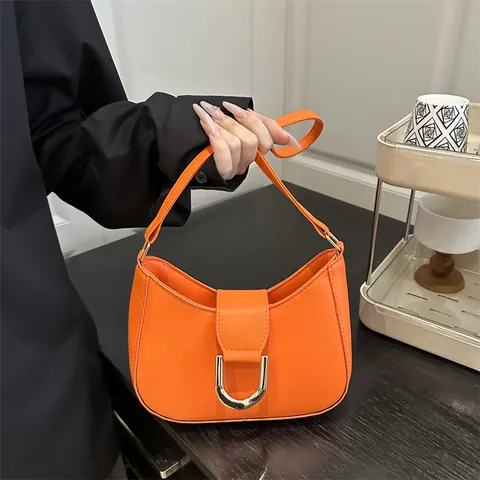 Bolso de Axila de Cuero PU para Mujer Media Luna Minimalista Color Sólido Bolso de Hombro Hobo Con Hebilla de Metal Dorado Cierre de Cremallera Bolso de Viaje