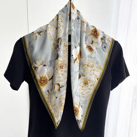 Sciarpa Quadrata in Satin Floreale Vintage per Donna Stampa Botanica di Rose e Farfalle Foulard per Capelli e Collo