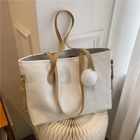 PU Leder Tragetasche Große Kapazität Cartoon Geprägt Damen Umhängetasche Mit Pompon Anhänger Mode Pendler Handtasche