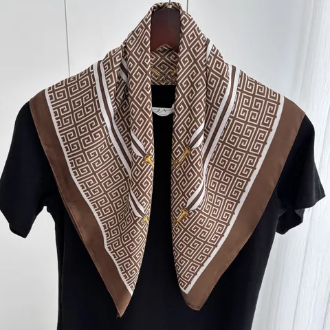 Pañuelo Cuadrado de Satén para Mujer Vintage Patrón Geométrico Cadena de Bocado Elegante Sedoso Pañuelo de Cuello Chal