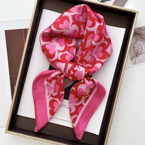 Carré de Soie Satin Motif Cœur Mode Femme Foulard Élégant Toucher Soie Pour Sac À Main Cheveux Tête Accessoire Déco