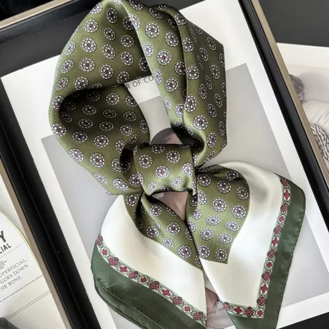 Pañuelo Cuadrado de Satén con Estampado Geométrico Retro para Mujer Elegante Verde Oliva Tacto de Seda Pañuelo para Bolso