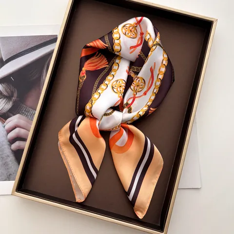 Pañuelo Cuadrado de Satén para Mujer Estampado de Cadena Ecuestre y Borlas Elegante Bufanda de Cuello Accesorio Chic