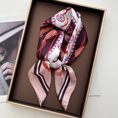 Pañuelo Cuadrado de Satén para Mujer Estampado de Cadena Ecuestre y Borlas Elegante Bufanda de Cuello Accesorio Chic