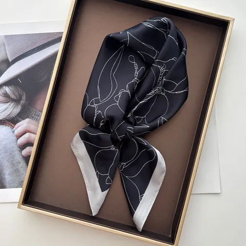 Foulard Quadrato in Raso con Stampa Magnolia Vintage Francese per Donna Elegante Disegno Floreale al Tratto Accessorio Capelli