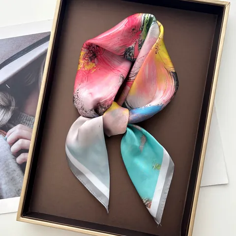Pañuelo Cuadrado de Satén con Estampado de Narcisos al Óleo para Mujer Patrón Floral Vintage Elegante Pañuelo para Cabeza
