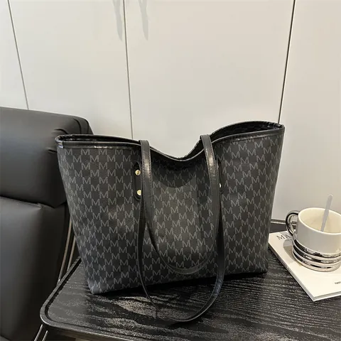 Borsa Tote da Donna Grande Capacità con Stampa Monogramma M in Pelle PU Borsa a Tracolla Pendolare di Moda Borsa a Mano Vintage con Rivetti Dorati