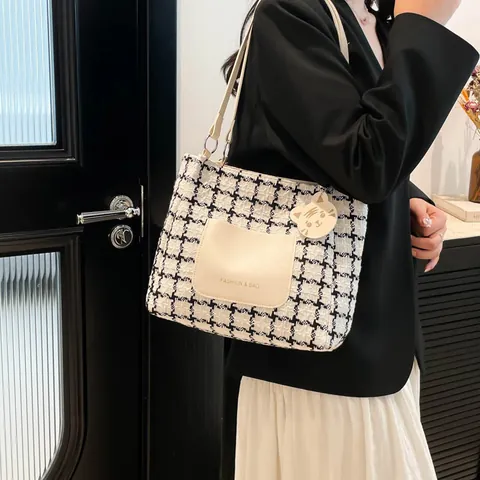 Women's Houndstooth Tweed Tote Bag Large Capacity PU Leather Shoulder Bag With Cartoon Cat Pendant For Office Daily Casual