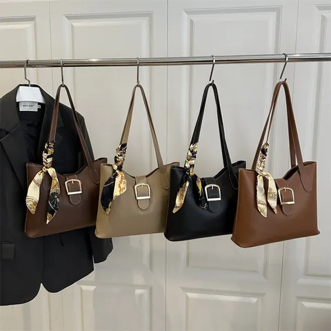 Bolso de Mano de Cuero PU de Gran Capacidad para Mujer Con Pañuelo de Satén Decorativo Hebilla de Metal Bolso de Hombro Moda Viaje