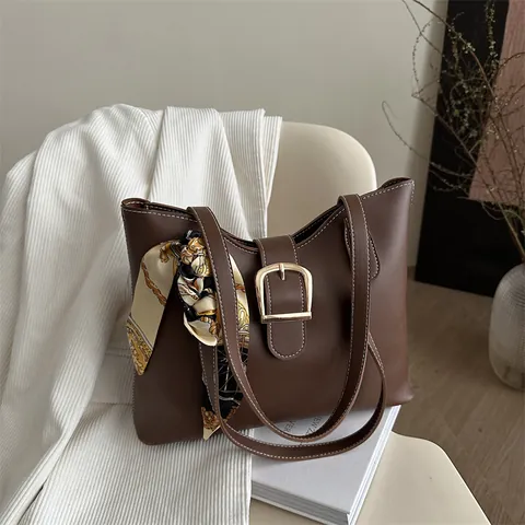 Bolso de Mano de Cuero PU de Gran Capacidad para Mujer Con Pañuelo de Satén Decorativo Hebilla de Metal Bolso de Hombro Moda Viaje