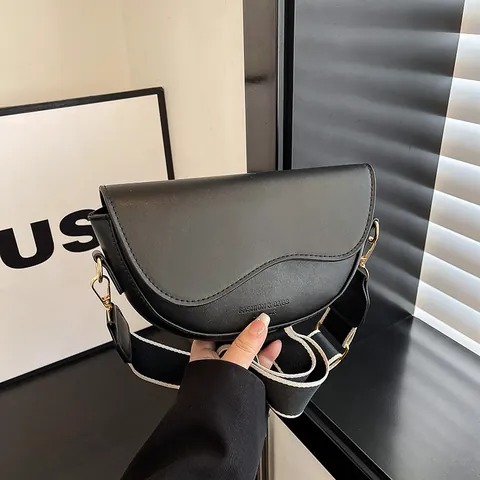 Damen PU Leder Satteltasche Mit Breitem Gurt Urban Minimalistisch Asymmetrische Wellenklappe Umhängetasche Alltagstasche