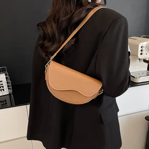 Damen PU Leder Satteltasche Mit Breitem Gurt Urban Minimalistisch Asymmetrische Wellenklappe Umhängetasche Alltagstasche