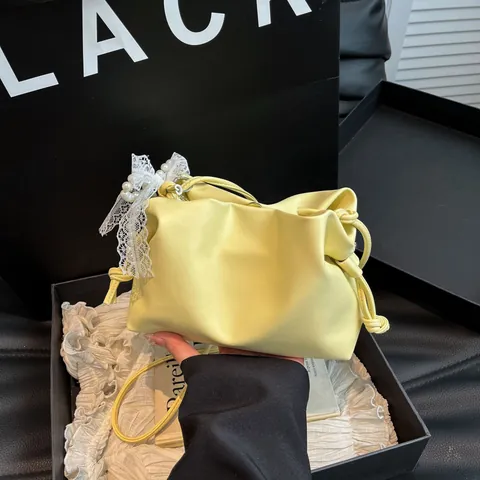 Sac Nuage Plissé à la Mode pour Femmes en Cuir PU Sac Seau Bandoulière Avec Charme Nœud en Dentelle Künstliche Perle Sac à Main