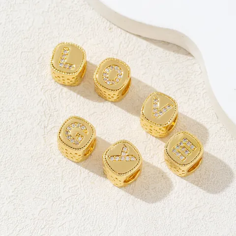 Pendente Charm a Lettera Alfabeto in Rame Placcato Oro 18K per Donna Raffinata Perla Quadrata in Zirconia Accessorio per Gioielli Fai da Te