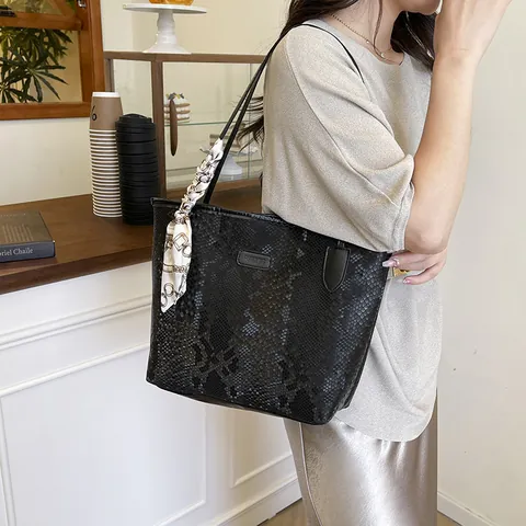 Große Kapazität Damen Schlangenmuster Tragetasche PU Leder Schultertasche Mit Dekorativem Satin Schal Mode Urbaner Pendler Handtasche