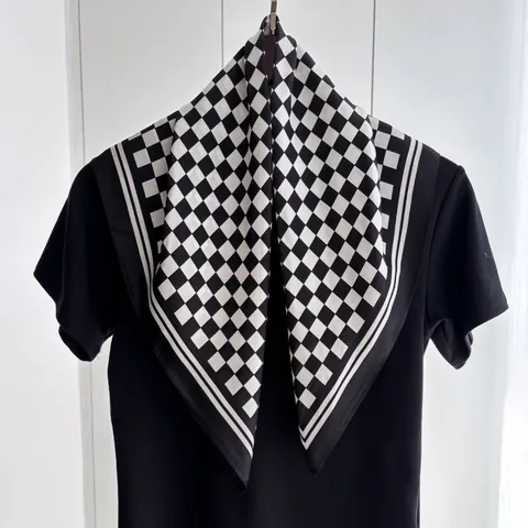 Pañuelo Cuadrado de Satén con Tablero de Ajedrez Vintage para Mujer Patrón Geométrico Blanco y Negro Bufanda Ligera Accesorio de Moda