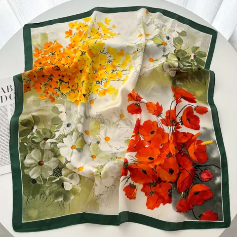 Elegante Satijnen Vierkante Sjaal Voor Dames Levendige Bloemenprint Groene Rand Lichtgewicht Veelzijdige Omslagdoek Hoofdaccessoire