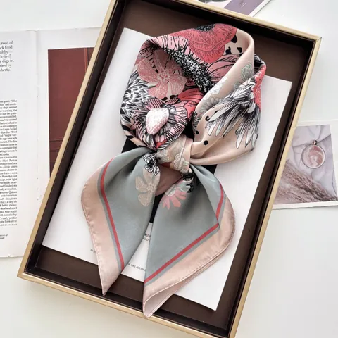 Elegante Foulard Quadrato in Raso con Stampa Floreale Vintage per Donna Leggero Protezione Solare Bandana Moda Accessorio Borsa