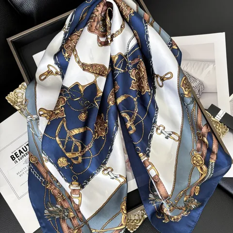 Élégant Carré en Satin pour Femmes Imprimé Équestre Vintage Mors de Cheval Chaîne Foulard Sensation Soie Bandeau Cheveux