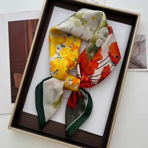 Elegante Satijnen Vierkante Sjaal Voor Dames Levendige Bloemenprint Groene Rand Lichtgewicht Veelzijdige Omslagdoek Hoofdaccessoire