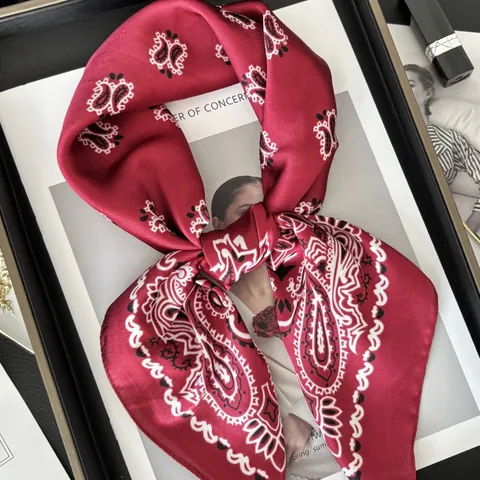 Women Paisley Print Satin Square Scarf Retro Paisley Pattern Neck Scarf Elegant Silky Handkerchief For Bag Handle Hair Accessories Wrap