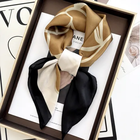 Elegante Foulard Quadrato in Satin Con Stampa Floreale di Camelia Per Donna Foulard di Seta a Contrasto Colore Bandana Accessorio Moda