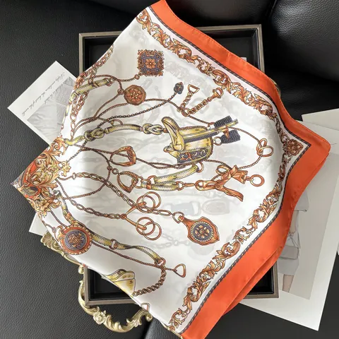 Französischer Stil Equestrian Druck Satin Quadratischer Schal Luxus Goldkette Kutsche Muster Orange Weiß Seidengefühl Tuch Damen