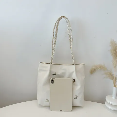 Dames Geplooide Synthetisch Leren Shopper met Vlinderdecoratie Grote Capaciteit Gevlochten Handvat Schoudertas met Wolkhanger