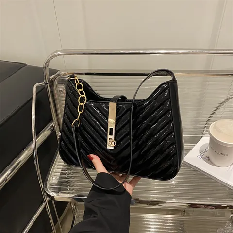Damen Gesteppte Unterarmtasche Kunstleder Chevron Umhängetasche Gold Metallschloss Kettengurt Minimalistisch Kleine Hobo Tasche