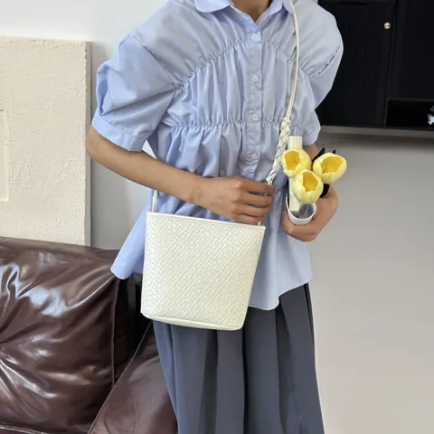 Sac Seau en Cuir PU Tissé pour Femmes Mode Style Ins Sac à Bandoulière Minimaliste Couleur Unie Texture Tissée