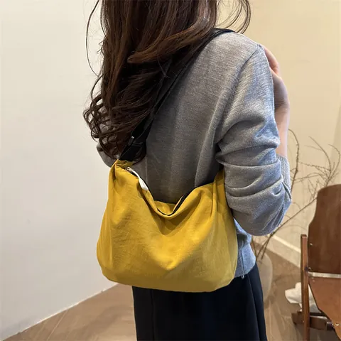Dames Simple Nylon Dumpling Crossbody Tas Grote Capaciteit Lichtgewicht Hobo Schoudertas Met Verstelbare Brede Band Casual Commuter Handtas