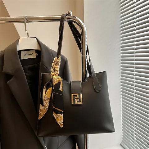 Dames PU Lederen Tote Bag Met Bedrukte Satijnen Sjaal Decoratieve Gouden Metalen Gesp Stedelijk Minimalistisch Schoudertas Dagelijks