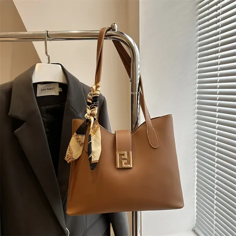 Dames PU Lederen Tote Bag Met Bedrukte Satijnen Sjaal Decoratieve Gouden Metalen Gesp Stedelijk Minimalistisch Schoudertas Dagelijks