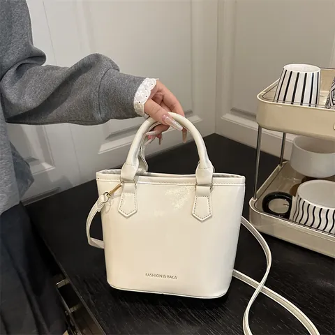 Bolso de Cubo de Cuero PU Vintage para Mujer Color Sólido Brillante Bolso de Hombro Cruzado Bolso de Mano Pequeño Minimalista Con Herrajes Dorados Detalle de Letra
