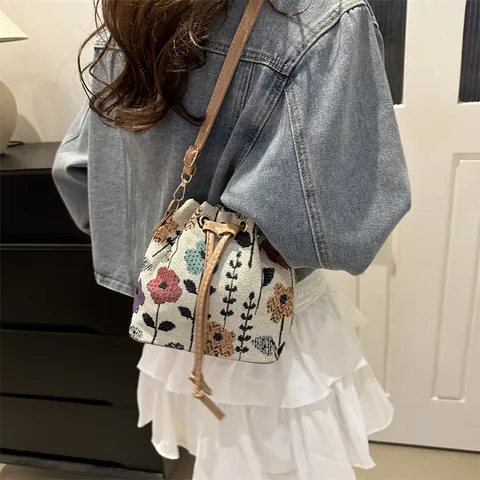 Borsa a Secchiello Floreale Intrecciata Etnica Vintage da Donna Borsa a Tracolla Retrò con Coulisse Cinturino in Pelle Regolabile