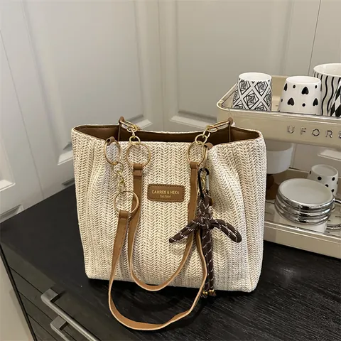 Mode Sac Fourre-tout en Paille Tissé pour Femmes 2025 Printemps Grande Capacité Sac à Épaule Décontracté Vacances Sac à Main Avec Chaîne Et Pendentif