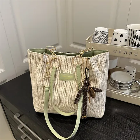 Mode Sac Fourre-tout en Paille Tissé pour Femmes 2025 Printemps Grande Capacité Sac à Épaule Décontracté Vacances Sac à Main Avec Chaîne Et Pendentif