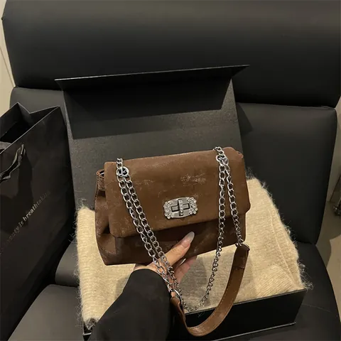 Damen Mode Wildlederoptik PU Leder Umhängetasche Mit Strass Verschluss Silber Kette Riemen Pendler Crossbody Quadratische Tasche