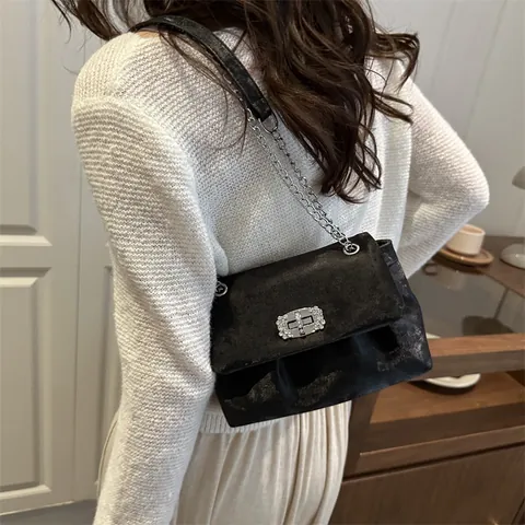 Damen Mode Wildlederoptik PU Leder Umhängetasche Mit Strass Verschluss Silber Kette Riemen Pendler Crossbody Quadratische Tasche
