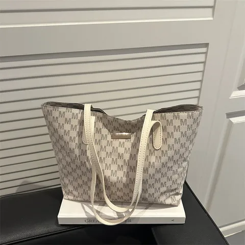 Damen Retro M-Buchstaben Druck Tote Bag Große Kapazität PU Leder Umhängetasche Casual Urban Einfach Pendeln Achseltasche Gold Metall Dekor