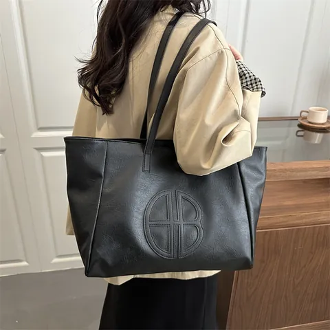 Damen Große Kapazität PU Leder Einkaufstasche Urban Commuter Schultertasche Mit Geprägtem Buchstaben Logo Reißverschluss Handtasche